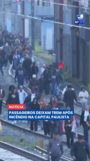 Um incêndio em um trem provocou uma manhã de transtornos para milhares de passageiros em São Paulo 🚆
As chamas atingiram uma composição da Linha 12-Safira entre as estações Brás e Tatuapé. Com o incidente, os passageiros precisaram deixar o trem e caminhar pelos trilhos até um local seguro. A ocorrência também afetou a circulação das linhas 11-Coral, 12-Safira e 13-Jade, causando atrasos e mudanças na operação. A operação do sistema de ônibus de apoio foi acionada para atender os usuários.
As causas do incêndio ainda são investigadas. Equipes trabalharam para restabelecer a circulação e normalizar o atendimento ao longo do dia.
Na sua opinião, quais medidas podem melhorar a segurança e reduzir os impactos de ocorrências no transporte público? 💬
#RFTV #PortalVeloz #SaoPaulo #TransportePublico #Noticias #Brasil