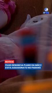 Um adolescente de 16 anos impediu que um plano de homicídio fosse colocado em prática. ⚖️
Depois de descobrir mensagens no celular da própria mãe, o jovem percebeu que ela planejava contratar um matador para assassinar uma assistente social em Abatiá, no Paraná. A motivação, segundo as investigações, seria a perda da guarda dos filhos após decisão da Justiça, em um processo que envolvia suspeitas de maus-tratos e abandono intelectual.
Mesmo sendo ameaçado pelo padrasto ao tentar convencer a mãe a desistir, o adolescente procurou ajuda, entregou as mensagens às autoridades e evitou que o crime acontecesse. A mulher foi presa preventivamente e responde por tentativa de homicídio qualificado, ameaça e coação.
Você acredita que a denúncia de familiares pode ser decisiva para evitar crimes como esse? 💬
#RFTV #PortalVeloz #Parana #TentativaDeHomicidio #Noticias #Brasil