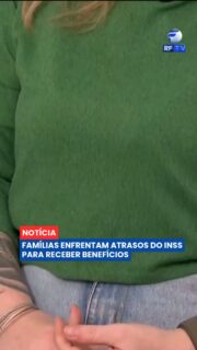 📌 Mais de 1,5 milhão de pessoas aguardam uma resposta do INSS sobre pedidos de benefícios e auxílios no Brasil.

A demora na análise tem afetado famílias que dependem desses pagamentos. Uma das situações mostradas pela reportagem é a de Bruna, que desde novembro tenta restabelecer o Benefício de Prestação Continuada (BPC) da filha. Mesmo com a autorização concedida há mais de 90 dias, o pagamento ainda não foi liberado.

Outra família enfrenta dificuldades após um diagnóstico de câncer de mama. Alessandra recebeu auxílio-doença por apenas 30 dias e teve o pedido negado novamente, mesmo apresentando um novo atestado médico válido por seis meses.

Segundo dados do Ministério da Previdência Social divulgados no fim de julho, cerca de 1,5 milhão de solicitações estavam pendentes no sistema do INSS. Mais de 370 mil já haviam ultrapassado o prazo legal para resposta.

#RFTV #PortalVeloz #INSS #Previdencia #Noticias #Brasil