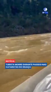Um passeio turístico nas Cataratas do Iguaçu terminou de forma trágica para uma família holandesa 🌊
Durante um passeio de barco, a embarcação em que estavam oito pessoas virou após ser atingida por uma forte onda. O turista holandês Mark Lensink, de 25 anos, foi resgatado pelas equipes de emergência, mas sofreu uma parada cardiorrespiratória e não resistiu. Os demais ocupantes foram socorridos, e alguns receberam atendimento médico.
Após o acidente, o passeio foi suspenso temporariamente para que as autoridades realizassem vistorias e investigassem as circunstâncias da ocorrência. A Marinha e os órgãos responsáveis seguem apurando o caso.
Você já realizou esse tipo de passeio de aventura? O que considera essencial para garantir a segurança dos visitantes? 💬
#RFTV #PortalVeloz #Parana #Turismo #Noticias #Brasil