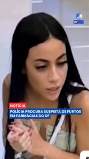 A Polícia Civil do Distrito Federal está à procura de uma mulher suspeita de participar de uma série de furtos em farmácias da capital. 🚔
Segundo as investigações, Emanuela Alves Cordeiro, de 23 anos, teve a prisão preventiva decretada após ser identificada por câmeras de segurança furtando produtos de alto valor em uma drogaria da região central de Brasília. As imagens mostram a suspeita retirando itens das prateleiras enquanto uma comparsa escondia os produtos sob a roupa. Em outro momento, a própria investigada também oculta mercadorias nas calças largas que vestia. As apurações indicam que os furtos aconteciam desde junho.
De acordo com a Polícia Civil, Emanuela possui antecedentes por furto qualificado e roubo. Ela estava em prisão domiciliar com monitoramento eletrônico, mas teria retirado a tornozeleira antes de voltar a praticar os crimes. A polícia busca localizar a suspeita e identificar a segunda mulher envolvida no caso.
Na sua opinião, o monitoramento por câmeras tem sido um aliado importante na identificação de suspeitos? 💬
#RFTV #PortalVeloz #DistritoFederal #PoliciaCivil #Noticias #Brasil