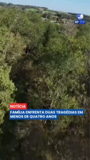 Uma mesma família enfrentou duas perdas provocadas pela violência contra a mulher, em episódios separados por poucos anos. ⚖️
Em Alecrim, no Rio Grande do Sul, Micheli viu a mãe e, anos depois, a tia serem vítimas de feminicídio. Conforme as investigações, os crimes foram cometidos por dois irmãos. A primeira vítima já havia denunciado ameaças e possuía medida protetiva antes de ser morta. No segundo caso, a tia foi assassinada pelo marido, que foi preso em flagrante após o crime.
Ao compartilhar sua história, Micheli busca conscientizar outras mulheres sobre a importância de denunciar a violência e romper ciclos de abuso. O caso também reforça a necessidade de ações de prevenção e proteção às vítimas.
Que medidas você acredita que podem contribuir para reduzir os casos de feminicídio no Brasil? 👇
#RFTV #PortalVeloz #RioGrandedoSul #Feminicidio #Noticias #Brasil
