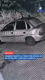Uma dívida de apenas R$ 20 teria terminado em um assassinato em São José dos Campos, no interior de São Paulo. 🚨
Gustavo do Prado, de 32 anos, foi morto a tiros na rua onde morava durante a madrugada. Imagens de câmeras de segurança registraram o momento em que o suspeito conversa com a vítima dentro de um carro. Depois da conversa, o homem desce do veículo e efetua diversos disparos contra Gustavo.
Segundo a investigação, o crime estaria relacionado a uma dívida de R$ 20. O suspeito já possui histórico criminal e é procurado pelas autoridades.
A Polícia Civil segue investigando o caso para esclarecer a motivação e localizar o responsável pelos disparos.
O que você pensa sobre um conflito que terminou dessa forma?
#RFTV #PortalVeloz #SaoPaulo #Homicidio #Noticias #Brasil