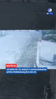 Lívia Berthoud, de 23 anos, foi morta a tiros pelo ex-namorado em Pindamonhangaba, no interior de São Paulo. Segundo a família, a jovem já havia sido ameaçada e procurado a Justiça para pedir uma medida protetiva. 🚨
A estudante de Direito voltava da academia do pai quando teria sido perseguida pelo ex-companheiro, de 25 anos, e atacada. Após o crime, o suspeito foi localizado em casa depois de tentar tirar a própria vida e permanece internado em estado grave.
Durante as buscas no imóvel, os policiais encontraram uma carta escrita por Lívia em abril. No texto, a jovem demonstrava insatisfação com atitudes do então namorado e afirmava que não queria continuar no relacionamento. Uma arma, munições, drogas e os celulares da vítima e do suspeito também foram apreendidos e passarão por perícia.
O caso é investigado como feminicídio, e as autoridades seguem reunindo provas para esclarecer todas as circunstâncias do crime.
A história reforça a importância de levar ameaças e sinais de violência no relacionamento a sério.
#RFTV #PortalVeloz #Pindamonhangaba #Feminicidio #Noticias #Brasil