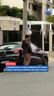 Um novo tipo de furto tem chamado a atenção em São Paulo: criminosos utilizam inibidores de sinal para impedir que o veículo seja trancado pelo controle remoto 🚨

A estratégia funciona de forma simples. O motorista aciona o alarme ao se afastar do carro e acredita que o veículo foi fechado. Porém, o aparelho utilizado pelos criminosos bloqueia o sinal da chave, impedindo o travamento das portas. Assim, os suspeitos conseguem acessar o interior do automóvel e levar objetos ou até o próprio veículo.

Câmeras de segurança já registraram ações com esse tipo de equipamento, e a polícia orienta os motoristas a conferir manualmente se as portas realmente foram travadas antes de se afastarem.

Você costuma verificar a maçaneta depois de acionar o controle?

#RFTV #PortalVeloz #SaoPaulo #Seguranca #Noticias #Brasil