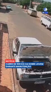 Um jovem ficou preso após um carro de aproximadamente 900 quilos cair sobre ele durante uma manutenção. 🚨
O acidente aconteceu enquanto o rapaz realizava o serviço no veículo. O peso do automóvel acabou fazendo com que ele despencasse, atingindo o jovem e deixando-o preso sob a estrutura.
Equipes de resgate foram acionadas para retirar a vítima e realizar os primeiros atendimentos. O caso chama atenção para os cuidados necessários durante reparos e manutenções em veículos.
As circunstâncias do acidente e o estado de saúde do jovem foram encaminhados para os procedimentos de atendimento e apuração.
O episódio reforça a importância de equipamentos adequados e medidas de segurança durante manutenções.
#RFTV #PortalVeloz #Acidente #Seguranca #Noticias #Brasil
