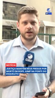 A Justiça de Limeira decidiu manter a prisão dos quatro réus denunciados pela morte de Maria Eduarda Rodrigues de Freitas, de 21 anos, durante uma atividade de rope jump na Ponte do Esqueleto ⚖️
A decisão da 2ª Vara Criminal de Limeira mantém a denúncia por homicídio qualificado e aponta a gravidade da conduta dos acusados, além do risco à investigação e à ordem pública. Segundo o processo, teriam sido apagadas imagens do salto e rastros relacionados à divulgação da atividade nas redes sociais.
O juiz também citou a falta de medidas de segurança e a priorização de interesses econômicos na realização da atividade. A defesa pediu a absolvição sumária, mas o pedido foi negado. Para a Justiça, ainda é necessário aprofundar a produção de provas antes do julgamento.
A primeira audiência de instrução foi marcada para 17 de setembro. A Justiça também autorizou o avanço das investigações sobre os valores arrecadados pelo grupo.
São réus no processo Eveline dos Santos Gonçalves, apontada como organizadora, além de Vitor de Freitas Gonçalves, Maicon Fernandes Cintra e Luis Felipe Feliciano Egoroff, identificados na denúncia como instrutores.
O caso aconteceu em 13 de junho, na Ponte do Esqueleto, entre Limeira e Cordeirópolis, e segue em tramitação na Justiça.
#RFTV #PortalVeloz #Limeira #Justica #Noticias #Brasil
