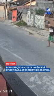Uma mulher grávida de sete meses foi encontrada morta após um incêndio em uma residência de Pindamonhangaba, no interior de São Paulo. 🚨
Vívian Kathleen de Paiva Macedo, de 26 anos, foi localizada sem vida dentro da casa, no bairro Araretama. Segundo a investigação, cerca de 30 minutos antes do incêndio, ela teria sido seguida por um homem pelas ruas do bairro. Câmeras registraram uma discussão entre os dois e o lançamento de objetos durante a perseguição.
Depois disso, moradores ouviram pedidos de socorro vindos da residência. As chamas foram percebidas pelos vizinhos, que ajudaram a controlar o incêndio. O homem apontado nas imagens e o irmão dele prestaram depoimento e foram liberados, enquanto a Polícia Civil continua investigando a participação deles e a causa da morte.
A perícia deve ajudar a esclarecer se a morte ocorreu em consequência do incêndio ou se houve outro fator envolvido.
#RFTV #PortalVeloz #Pindamonhangaba #Investigacao #Noticias #Brasil