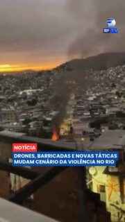 O avanço das facções criminosas e das milícias no Rio de Janeiro tem sido acompanhado por novas estratégias de confronto e controle territorial. Entre as táticas identificadas estão o uso de drones adaptados para lançar artefatos explosivos, barricadas reforçadas e estruturas instaladas sobre ruas e vielas.

Segundo a reportagem, grupos como Terceiro Comando Puro e Comando Vermelho passaram a utilizar drones comerciais modificados em ataques contra rivais, moradores e forças de segurança. Há registros de ocorrências em comunidades como Favela do Dique, Morro do Quitembu, Rio das Pedras e Morro dos Dois Irmãos.

Outra estratégia envolve a instalação de coberturas metálicas sobre vielas e acessos, dificultando o monitoramento aéreo. Barricadas construídas com estruturas de aço também são utilizadas para bloquear a entrada das forças de segurança.

Policiais relatam que algumas operações passaram a apresentar características semelhantes às observadas em zonas internacionais de conflito. A reportagem também aponta uma possível influência de métodos utilizados por cartéis mexicanos na disputa territorial e no controle das comunidades.

Acompanhe os próximos desdobramentos sobre a segurança pública no Rio de Janeiro.

#RFTV #PortalVeloz #RioDeJaneiro #SegurancaPublica #Policia #Brasil