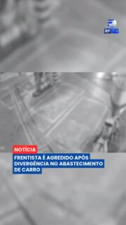 O que deveria ser um abastecimento rápido terminou com um frentista ferido dentro do próprio local de trabalho 🚨
Segundo o relato do funcionário, o motorista teria pedido cerca de R$ 75 em combustível, mas o veículo acabou sendo abastecido em aproximadamente R$ 200. O condutor afirmou que não tinha dinheiro naquele momento e disse que retornaria posteriormente para quitar o valor.
Dias depois, ele teria voltado ao posto e, segundo o frentista, se recusado novamente a pagar. Durante a discussão, o funcionário afirma ter sido empurrado e atingido com um soco no rosto, justamente no olho direito, que já passou por três cirurgias.
Alexandre precisou ser levado ao hospital e recebeu diagnóstico de fratura no maxilar e na região do nariz, além de um coágulo de sangue no olho. Ele também registrou um boletim de ocorrência. O suspeito ainda não foi localizado para apresentar sua versão.
O caso segue para investigação das autoridades.
#RFTV #PortalVeloz #Seguranca #Violencia #Noticias #Brasil