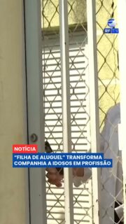 Um novo tipo de serviço vem ganhando espaço no Brasil: a chamada “filha de aluguel”, profissional contratada para acompanhar idosos em atividades do cotidiano.

O trabalho inclui companhia em consultas médicas, compromissos e outras tarefas, oferecendo presença e apoio para pessoas que vivem sozinhas ou cujos familiares moram longe.

Um dos exemplos é o de Dona Antônia, de 76 anos, que conta com Lucimara há cerca de dez anos. A profissional não é parente nem atua como cuidadora, mas acompanha a idosa de acordo com as necessidades da rotina.

A demanda por esse tipo de serviço cresce junto com o envelhecimento da população brasileira, que já reúne aproximadamente 36 milhões de pessoas com mais de 60 anos.

Você já conhecia esse tipo de serviço? Comente.

#RFTV #PortalVeloz #Idosos #TerceiraIdade #Profissao #Brasil