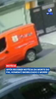 Douglas morreu em Santos, no litoral de São Paulo, após ser imobilizado por três homens logo depois de receber a notícia da morte do pai. Segundo a reportagem, ele estava em estado de desespero e teve uma reação de agitação antes de ser contido.
Imagens de câmeras de segurança mostram que Douglas foi imobilizado com um golpe conhecido como “mata-leão”, aplicado com força excessiva. A morte ocorreu por asfixia.
Inicialmente, os policiais que atenderam a ocorrência relataram que Douglas teria se machucado sozinho. As imagens, porém, levaram a Polícia Civil a investigar o caso como possível homicídio.
O motorista de um dos veículos envolvidos já prestou depoimento e é investigado como possível coautor. A polícia ainda busca identificar os outros dois envolvidos e esclarecer se houve intenção de matar ou negligência durante a imobilização.
#RFTV #PortalVeloz #Santos #Policia #Investigacao #Noticias