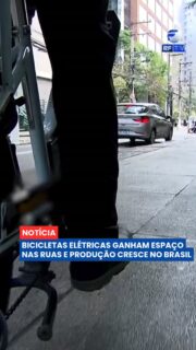 🚲 As bicicletas elétricas estão ganhando espaço nas cidades brasileiras, com aumento da produção e expansão do uso por trabalhadores e no transporte urbano.
Nos últimos cinco anos, a produção nacional passou de pouco mais de 10 mil para quase 50 mil unidades. No primeiro semestre de 2026, o Polo Industrial de Manaus fabricou 34.122 bicicletas elétricas, alta de 87,2% em relação ao mesmo período de 2025.
Em Porto Alegre, o sistema de bicicletas compartilhadas retomou a operação das elétricas depois de praticamente sair de circulação após a enchente de 2024. Atualmente, são 1.000 bicicletas no sistema, sendo 300 elétricas, distribuídas em 90 estações.
A modalidade também vem sendo utilizada por entregadores. Um programa lançado na capital gaúcha permite que trabalhadores utilizem bicicletas elétricas por períodos de 7 ou 14 dias, sem a necessidade de devolução diária.
No cenário nacional, o BNDES aprovou R$ 340 milhões em financiamento para a aquisição de até 85 mil bicicletas elétricas destinadas a entregadores de plataformas digitais.
#RFTV #PortalVeloz #BicicletaEletrica #PortoAlegre #Noticias #Brasil