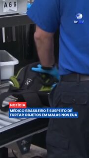 🧳 Um médico brasileiro de 68 anos foi detido no Aeroporto Internacional de Miami, nos Estados Unidos, suspeito de abrir malas de passageiros e furtar objetos.

Segundo a polícia, três pessoas foram identificadas como vítimas e objetos que teriam sido furtados, avaliados em cerca de R$ 7 mil, foram encontrados com o brasileiro.

O homem, que mora em Belo Horizonte, estava desaparecido havia uma semana. De acordo com a família, ele tem transtorno bipolar.

A polícia informou que ele conseguiu acessar a área de retirada de bagagens, que é aberta ao público, mesmo sem ter comprado passagens nos últimos seis meses.

Detido nos Estados Unidos, o brasileiro teve a fiança estabelecida em US$ 2.500 e responde a três acusações de furto. Cada uma delas pode resultar em pena de até cinco anos de prisão.

#RFTV #PortalVeloz #EstadosUnidos #Policia #Noticias #Brasil