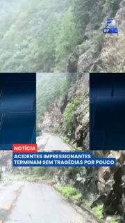 Uma sequência de acidentes impressionantes registrados em diferentes países mostra situações em que motoristas, motociclistas e pedestres escaparam por pouco de consequências graves.
Entre os casos, estão uma árvore que caiu sobre um carro no litoral de São Paulo, um motociclista que foi lançado ao asfalto ao tentar ultrapassar um caminhão na Malásia e uma grande pedra que atingiu um ônibus estacionado na Índia.
Também foram registrados um deslizamento de terra na China, um caminhão que atingiu a estrutura de um viaduto nos Estados Unidos e uma colisão entre um carro de apoio e um avião em um aeroporto de Milão, na Itália.
Apesar da gravidade das situações, os envolvidos conseguiram escapar sem consequências fatais.
Confira os acidentes que poderiam ter terminado de outra forma.
#RFTV #PortalVeloz #Acidentes #Seguranca #Transito #Noticias #Brasil