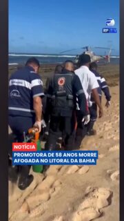 A promotora de Justiça Marlinda Maria Dutra de Oliveira, de 58 anos, morreu após se afogar na Praia do Forte, em Mata de São João, no litoral da Bahia, na quarta-feira (19).
Segundo informações divulgadas pela Secretaria de Segurança Pública da Bahia, Marlinda estava acompanhada de outra mulher quando as duas se afogaram em uma área de mar agitado e forte correnteza. As vítimas receberam os primeiros socorros ainda na praia.
A outra mulher foi resgatada com vida por equipes do Grupamento Aéreo da Polícia Militar (Graer) e levada para atendimento médico em Salvador. Marlinda não resistiu.
A promotora estava na Bahia para participar de um congresso relacionado à atuação do Ministério Público. As circunstâncias do afogamento ainda são apuradas.
#RFTV #PortalVeloz #Bahia #PraiaDoForte #Afogamento #Noticias #Brasil
