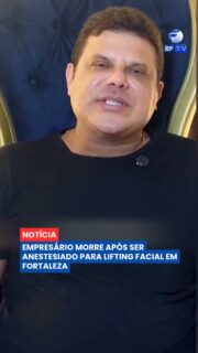 O empresário João Vitor Batista, de 45 anos, morreu durante um procedimento estético em uma clínica de Fortaleza (CE). O caso aconteceu enquanto ele se preparava para realizar um lifting facial.
Segundo a investigação, João foi anestesiado e sedado no local. Durante o procedimento, ele sofreu uma parada cardiorrespiratória. Foram realizadas sete tentativas de reanimação, mas o empresário não resistiu.
A família questiona a estrutura da clínica para atender situações de emergência. Segundo o advogado dos familiares, o local não possuía um desfibrilador.
Especialistas ouvidos pela reportagem afirmam que procedimentos que envolvem sedação devem ser realizados em ambientes preparados e equipados para o atendimento de possíveis complicações.
A Polícia Civil aguarda laudos periciais e depoimentos para esclarecer as circunstâncias e as causas da morte. A clínica informou que está colaborando com as investigações.
#RFTV #PortalVeloz #Fortaleza #ProcedimentoEstetico #Investigacao #Noticias #Brasil