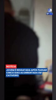Uma jovem de 24 anos foi resgatada pela polícia após passar cinco dias acorrentada dentro de uma casa em Águas Lindas de Goiás. Segundo a reportagem, o ex-companheiro, identificado como Ailton Rodrigues, teria planejado uma emboscada após não aceitar o fim do relacionamento.
A vítima teria sido atraída pelo ex-companheiro e, durante a ação, foi dopada com um pano contendo uma substância que provocou ferimentos. Depois, ela foi levada para o imóvel onde permaneceu presa e acorrentada.
Durante o período em cativeiro, a jovem temeu pela própria vida. A polícia conseguiu localizar o imóvel e realizar o resgate.
O caso está sendo investigado pelas autoridades.
#RFTV #PortalVeloz #Goias #Seguranca #Policia #ViolenciaContraAMulher #Noticias #Brasil