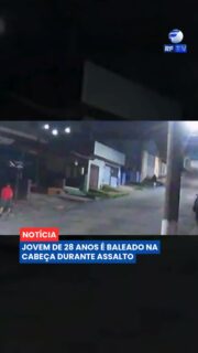 🔴 Um homem de 28 anos morreu após ser baleado durante uma tentativa de assalto no Campo Limpo, zona sul de São Paulo.

Segundo a reportagem, Eduardo estava com a namorada quando foi abordado por assaltantes. Ele teria levantado as mãos e mostrado que estava desarmado, mas mesmo assim foi atingido por um disparo na cabeça.

Após os criminosos fugirem, a namorada e moradores ajudaram a socorrer a vítima, que foi levada para atendimento médico. Eduardo, porém, não resistiu aos ferimentos.

A Polícia Militar foi acionada durante a madrugada e o caso ficou sob responsabilidade da autoridade de plantão do 37º Distrito Policial. Os autores do crime são procurados.

#RFTV #PortalVeloz #SaoPaulo #CampoLimpo #Policia #Noticias