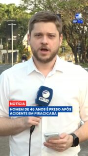 Um homem de 46 anos foi preso em flagrante por embriaguez ao volante após perder o controle do veículo e bater contra um poste na Avenida Doutor Paulo de Moraes, em Piracicaba.
Segundo a Polícia Militar, o motorista estava acompanhado do filho, de 17 anos, que ficou ferido e sofreu fraturas. O adolescente foi socorrido pelo SAMU e levado a uma unidade de pronto atendimento da cidade.
🎥 O acidente foi registrado por uma câmera de segurança de um comércio da região. As imagens também mostram um pedestre que passava pelo local parando para ajudar as vítimas.
A PM realizou o teste do bafômetro, que apontou a presença de álcool. A perícia foi acionada e o motorista foi preso em flagrante. O veículo também foi apreendido.
O caso foi registrado como lesão corporal culposa na direção de veículo automotor.
#RFTV #PortalVeloz #Piracicaba #Transito #Noticias #Brasil