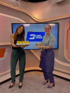 🥗✨ SABOR E SAÚDE NO RF COM VOCÊ!
O programa RF Com Você, apresentado por @liciaapresentadora, recebeu Stella Herrmann, @dietadanutrichef , para um bate-papo cheio de sabor, dicas e praticidade.
Stella trouxe opções de petiscos práticos e saudáveis, mostrando que é possível preparar receitas deliciosas para diferentes momentos do dia.
E tem novidade chegando! 👀
Durante a participação, Stella também contou um pouco mais sobre a 3ª temporada do Sabor Saudável, que estreia no dia 1º de setembro, às 21h, na RFTV.
📅 Estreia: 1º de setembro
🕘 Às 21h
📺 Na RFTV
📺 Onde assistir?
📡 RFTV – TV aberta canal 8.1
🛰️ TVRO Embratel – Canal 120
▶️ YouTube da RFTV
📱 App RFTV Play
Prepare-se para uma nova temporada com muita receita, sabor e informação para deixar a alimentação mais gostosa e saudável!
#RFComVocê #SaborSaudável #AlimentaçãoSaudável #ReceitasSaudáveis #Gastronomia
