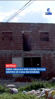 🏗️ Uma casa em construção que viralizou nas redes sociais por causa de fios passando pelo imóvel foi embargada pela prefeitura de Goiânia.

O cenário, porém, é diferente do que aparece nas imagens que circulam na internet. A estrutura ainda não está pronta e foi construída sem autorização, segundo a reportagem.

Os cabos que passam pelo imóvel são de telefonia e internet, e não de energia elétrica. Para dar continuidade à obra, o proprietário, Paulo, precisa seguir o processo administrativo aberto pelo município e adequar a construção à legislação.

Segundo a prefeitura, a estrutura precisa passar por avaliação técnica para garantir que a obra seja realizada de acordo com as normas.

#RFTV #PortalVeloz #Goiania #Construcao #Noticias #Brasil