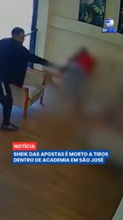🔴 Um homem conhecido nas redes sociais como “Sheik das Apostas” foi morto a tiros dentro de uma academia em São José dos Campos, no interior de São Paulo.

O crime aconteceu na tarde de terça-feira (25), no bairro Santana, na zona norte da cidade. Câmeras de segurança registraram o momento em que um homem armado entrou no estabelecimento e atirou contra a vítima, que estava na recepção.

A vítima foi identificada como Evandro Luiz Prudente. Segundo as informações divulgadas sobre o caso, ele foi atingido por diversos disparos e não resistiu aos ferimentos.

Após o crime, os suspeitos fugiram. Durante as investigações, três homens foram detidos em Itatiaia, no Rio de Janeiro, após a polícia identificar um veículo relacionado à fuga.

A Polícia Civil investiga a motivação do homicídio e a possível relação do crime com o passado da vítima. A identificação de um eventual mandante também está entre os pontos apurados.

#RFTV #PortalVeloz #SaoJoseDosCampos #Policia #Noticias #Brasil