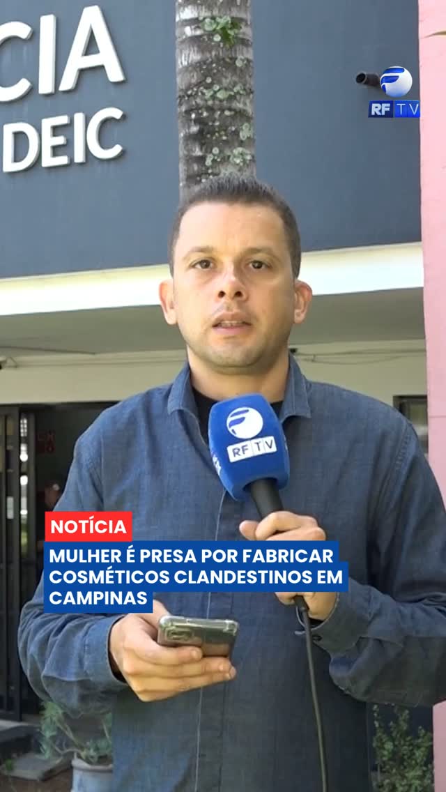🚨 Uma mulher foi presa em Campinas por suspeita de produzir e comercializar cosméticos adulterados em plataformas digitais.

Segundo a Polícia Civil, uma indústria clandestina funcionava na residência da investigada, onde shampoos e outros produtos eram preparados com matéria-prima de baixo custo e misturados a substâncias químicas com o uso de equipamentos domésticos. Os itens recebiam essências e eram envasados em frascos que recebiam rótulos de diferentes marcas, impressos no próprio local.

Durante a operação, foram apreendidos 160 litros de produtos químicos, cerca de 500 frascos já envasados, outros 570 vazios, além de borrifadores, essências, embalagens e equipamentos utilizados na produção. A mulher, que já possui antecedentes pelo mesmo tipo de crime, foi encaminhada ao presídio de Paulínia.

Segundo a investigação, plataformas digitais foram notificadas e bloquearam os anúncios para evitar a continuidade das vendas e possíveis riscos à saúde dos consumidores.

Você costuma verificar a procedência dos produtos comprados pela internet? Comente.

#RFTV #PortalVeloz #Campinas #PoliciaCivil #Cosmeticos #Noticias