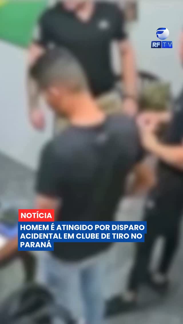 🚨 Um homem de 37 anos ficou gravemente ferido após ser atingido por um disparo acidental dentro de um clube de tiro em Toledo, no oeste do Paraná. O caso aconteceu no último sábado (29).

Imagens de segurança registraram o momento em que a vítima manuseia uma pistola e deixa a arma sobre uma mesa. Na sequência, outro homem pega o armamento e acaba acionando o gatilho, atingindo a vítima no tórax. Ela foi socorrida e permanece internada em uma UTI.

Segundo a Polícia Civil, o episódio pode ter sido provocado por uma sequência de falhas nos protocolos básicos de segurança. O homem que efetuou o disparo, de 31 anos e registrado como CAC, prestou depoimento e não foi preso. A arma, que pertence à vítima e possui registro regular, foi apreendida para perícia.

O caso segue em investigação. Acompanhe os próximos desdobramentos.

#RFTV #PortalVeloz #Toledo #Parana #Policia #Noticias