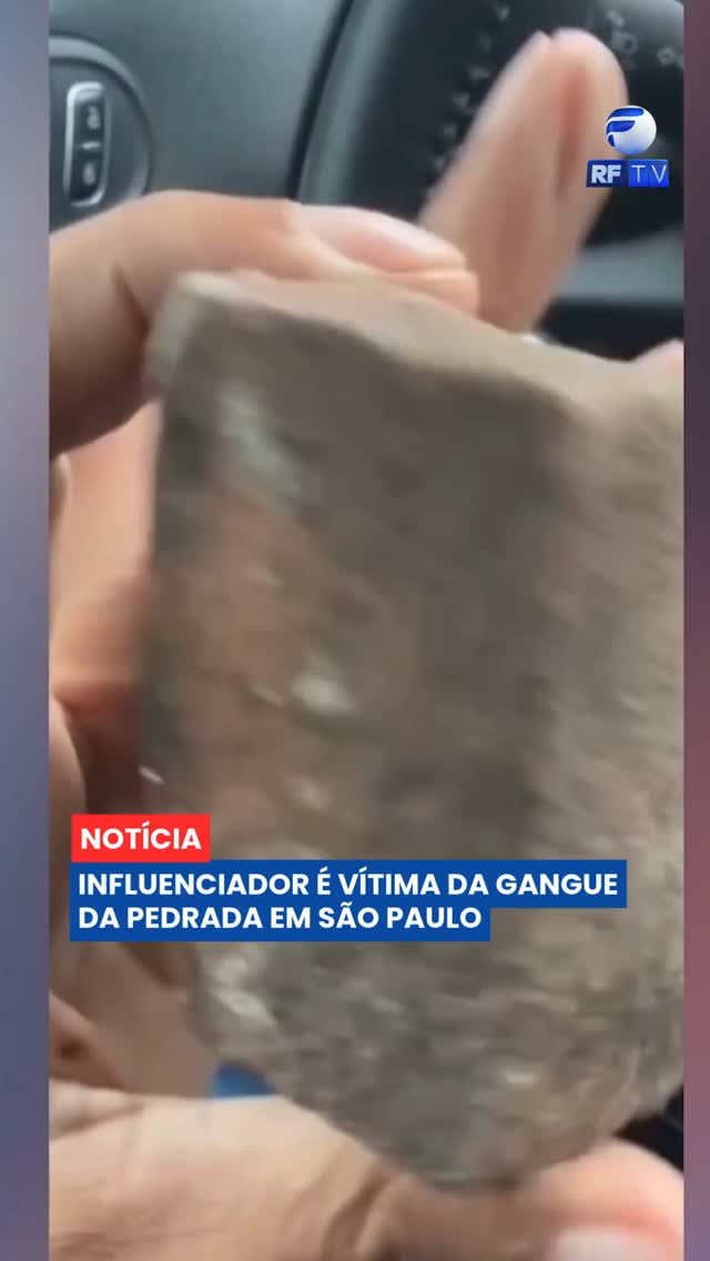 🚨 O influenciador Jeferson, conhecido como MJ, foi vítima de um ataque atribuído à chamada “gangue da pedrada” em São Paulo.

Segundo o relato, ele voltava para casa quando uma pedra foi lançada contra o carro, em uma região próxima ao Parque Dom Pedro, no Centro da capital. A ação teria sido uma tentativa de fazer o motorista parar para então cometer o assalto.

Após o episódio, MJ publicou um alerta nas redes sociais e orientou outros motoristas a não pararem no local onde ocorreu a agressão. A polícia investiga ocorrências semelhantes na região.

Você já passou por uma situação parecida? Conte nos comentários e compartilhe o alerta.

#RFTV #PortalVeloz #SãoPaulo #Segurança #Criminalidade #GangueDaPedrada