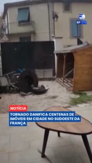 🌪️ Um tornado atingiu a cidade de Pomas, no sudoeste da França, e deixou um rastro de destruição.
O fenômeno ocorreu após uma intensa onda de calor e tempestades na região. Ventos fortes arrancaram telhados, lançaram móveis e danificaram imóveis.
Segundo as autoridades locais, cerca de 100 imóveis ficaram inabitáveis e dezenas de pessoas ficaram feridas. Ao todo, aproximadamente 300 das 500 casas da cidade foram afetadas.
As equipes de emergência atuaram na região para avaliar os danos e auxiliar os moradores afetados.
#RFTV #PortalVeloz #Franca #Tornado #Noticias #Mundo