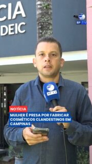 🚨 Uma mulher foi presa em Campinas por suspeita de produzir e comercializar cosméticos adulterados em plataformas digitais.

Segundo a Polícia Civil, uma indústria clandestina funcionava na residência da investigada, onde shampoos e outros produtos eram preparados com matéria-prima de baixo custo e misturados a substâncias químicas com o uso de equipamentos domésticos. Os itens recebiam essências e eram envasados em frascos que recebiam rótulos de diferentes marcas, impressos no próprio local.

Durante a operação, foram apreendidos 160 litros de produtos químicos, cerca de 500 frascos já envasados, outros 570 vazios, além de borrifadores, essências, embalagens e equipamentos utilizados na produção. A mulher, que já possui antecedentes pelo mesmo tipo de crime, foi encaminhada ao presídio de Paulínia.

Segundo a investigação, plataformas digitais foram notificadas e bloquearam os anúncios para evitar a continuidade das vendas e possíveis riscos à saúde dos consumidores.

Você costuma verificar a procedência dos produtos comprados pela internet? Comente.

#RFTV #PortalVeloz #Campinas #PoliciaCivil #Cosmeticos #Noticias