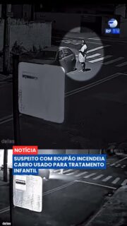 Imagens gravadas por um circuito de vigilância registraram uma ação criminosa inusitada durante o período noturno. Um indivíduo trajando um roupão de banho claro aproximou-se de um veículo parado na rua, provocou o incêndio propositalmente e afastou-se a pé logo após o início das chamas.

O automóvel pertencia a uma família que necessitava dele para levar uma criança doente a consultas médicas. A peça de vestuário utilizada na ação teria sido encontrada pouco tempo depois pelas autoridades, porém tanto a motivação do atentado quanto a identidade de quem cometeu o crime continuam em processo de apuração policial.
#noticias #investigacao #seguranca #flagrante #crime #policia #informacao