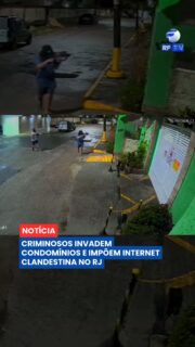 🚨 Um grupo armado invadiu dois condomínios no Rio de Janeiro para obrigar os moradores a utilizar uma rede clandestina de internet.

Durante a ação, os criminosos renderam porteiros, destruíram câmeras de segurança, romperam cabos e abriram quadros elétricos. Segundo as informações divulgadas, o grupo estava armado com fuzis e pistolas e chegou a realizar disparos, causando preocupação entre os moradores.

A investigação apura ainda uma possível ligação dos envolvidos com o crime organizado e a intenção de controlar serviços ilegais na região. O caso é investigado pelas autoridades.

Acompanhe os próximos desdobramentos.

#RFTV #PortalVeloz #RioDeJaneiro #Seguranca #Policia #Noticias