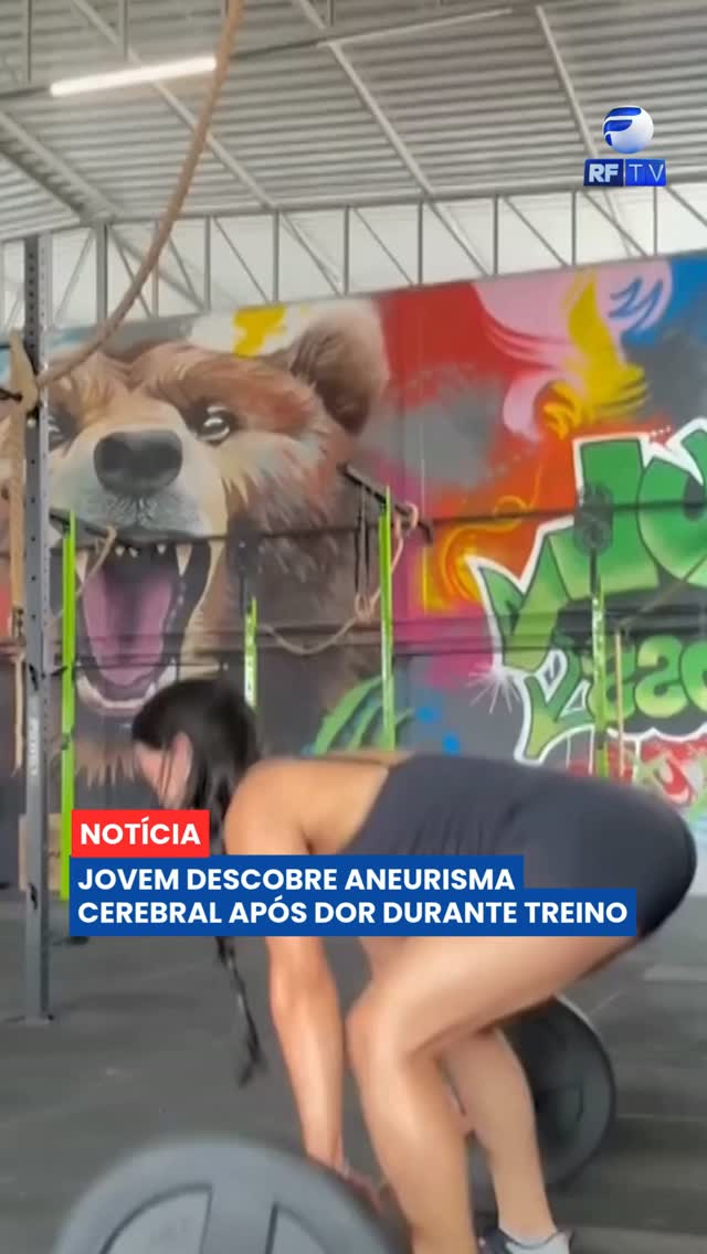 🧠 Maria, estudante de 23 anos, descobriu um aneurisma cerebral depois de sentir uma forte dor na nuca enquanto fazia agachamento em uma academia.

Inicialmente, segundo o relato, a jovem recebeu diagnósticos relacionados a enxaqueca ou ansiedade. A condição só foi identificada após uma nova avaliação médica, na quarta visita a um hospital diferente.

Maria passou por uma cirurgia considerada bem-sucedida e decidiu compartilhar a experiência como forma de alertar sobre a importância de investigar dores de cabeça repentinas e intensas.

Você já conhecia os sinais que podem indicar uma emergência neurológica? Compartilhe esta informação.

#RFTV #PortalVeloz #Saúde #AneurismaCerebral #Informação #BemEstar