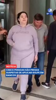 🚨 Cinco pessoas foram presas pela Polícia Civil suspeitas de envolvimento em uma série de golpes da falsa ajuda em agências bancárias do Rio de Janeiro.
Segundo a investigação, os suspeitos instalavam dispositivos nos caixas eletrônicos para prender os cartões das vítimas. Quando os clientes procuravam ajuda, integrantes do grupo se aproximavam e conseguiam acesso aos dados bancários para realizar transações.
A polícia identificou o grupo por meio de imagens de segurança e cruzamento de informações. Os suspeitos foram localizados em um apartamento no centro do Rio. A investigação aponta que a quadrilha veio de São Paulo e tinha como principais alvos pessoas idosas.
👉 Acompanhe as informações sobre segurança e os próximos desdobramentos do caso na RFTV e no Portal Veloz.
#RFTV #PortalVeloz #RioDeJaneiro #Golpe #PolíciaCivil #Segurança