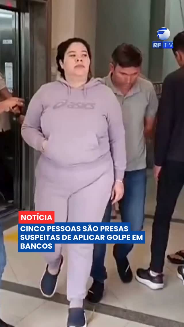 🚨 Cinco pessoas foram presas pela Polícia Civil suspeitas de envolvimento em uma série de golpes da falsa ajuda em agências bancárias do Rio de Janeiro.

Segundo a investigação, os suspeitos instalavam dispositivos nos caixas eletrônicos para prender os cartões das vítimas. Quando os clientes procuravam ajuda, integrantes do grupo se aproximavam e conseguiam acesso aos dados bancários para realizar transações.

A polícia identificou o grupo por meio de imagens de segurança e cruzamento de informações. Os suspeitos foram localizados em um apartamento no centro do Rio. A investigação aponta que a quadrilha veio de São Paulo e tinha como principais alvos pessoas idosas.

👉 Acompanhe as informações sobre segurança e os próximos desdobramentos do caso na RFTV e no Portal Veloz.

#RFTV #PortalVeloz #RioDeJaneiro #Golpe #PolíciaCivil #Segurança