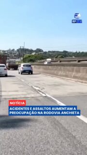 🚨 Importante ligação com o Porto de Santos, a Rodovia Anchieta também é marcada por relatos de acidentes e insegurança. Motoristas, motociclistas e ciclistas entrevistados relatam medo de assaltos e de pedras lançadas de passarelas e viadutos.
Um dos casos mais graves aconteceu em março, quando Guilherme da Silva Sá foi atingido por uma pedra enquanto dirigia pelo km 18, em São Bernardo do Campo. O jovem sofreu traumatismo craniano, ficou mais de dois meses internado e morreu. A Polícia Civil passou a investigar o caso como homicídio.
A situação também preocupa caminhoneiros, que são vítimas de roubos de cargas, e motoristas que enfrentam o trecho de serra quando o trânsito da Rodovia dos Imigrantes é desviado para a Anchieta. Segundo a reportagem, o cenário fez a estrada ganhar o apelido de “Rodovia da Morte”.
Você costuma passar pela Anchieta? Como avalia a segurança da rodovia? Comente.
#RFTV #PortalVeloz #RodoviaAnchieta #SãoPaulo #Segurança #Trânsito