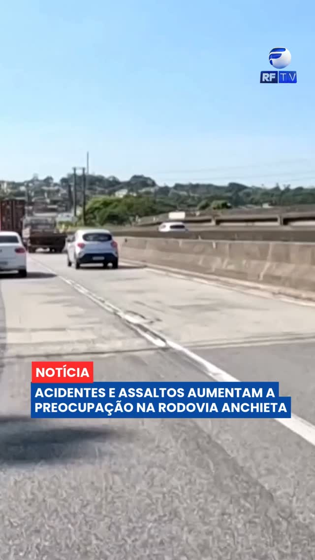 🚨 Importante ligação com o Porto de Santos, a Rodovia Anchieta também é marcada por relatos de acidentes e insegurança. Motoristas, motociclistas e ciclistas entrevistados relatam medo de assaltos e de pedras lançadas de passarelas e viadutos.

Um dos casos mais graves aconteceu em março, quando Guilherme da Silva Sá foi atingido por uma pedra enquanto dirigia pelo km 18, em São Bernardo do Campo. O jovem sofreu traumatismo craniano, ficou mais de dois meses internado e morreu. A Polícia Civil passou a investigar o caso como homicídio.

A situação também preocupa caminhoneiros, que são vítimas de roubos de cargas, e motoristas que enfrentam o trecho de serra quando o trânsito da Rodovia dos Imigrantes é desviado para a Anchieta. Segundo a reportagem, o cenário fez a estrada ganhar o apelido de “Rodovia da Morte”.

Você costuma passar pela Anchieta? Como avalia a segurança da rodovia? Comente.

#RFTV #PortalVeloz #RodoviaAnchieta #SãoPaulo #Segurança #Trânsito